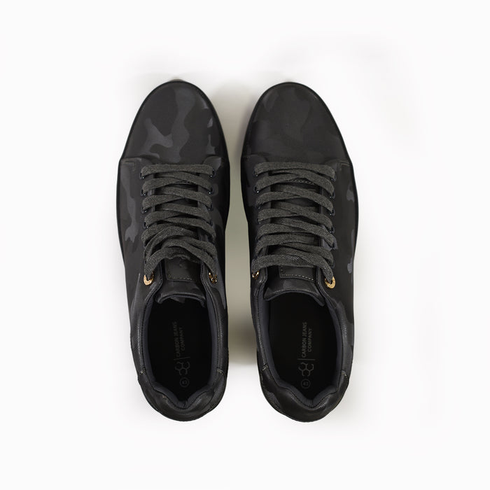 Top view of Camel Flush black camouflage sneakers for men with dark laces, carbon streetwear style, and cushioned insoles.