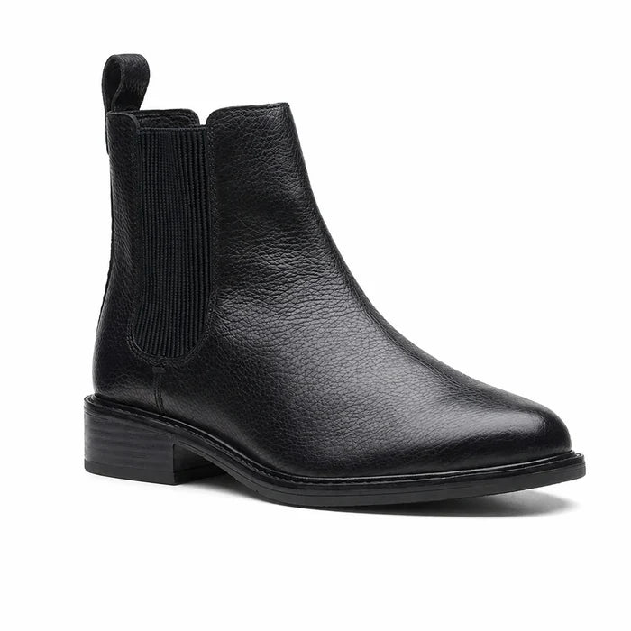 Women's black leather Chelsea boots with elastic gore and stacked block heel