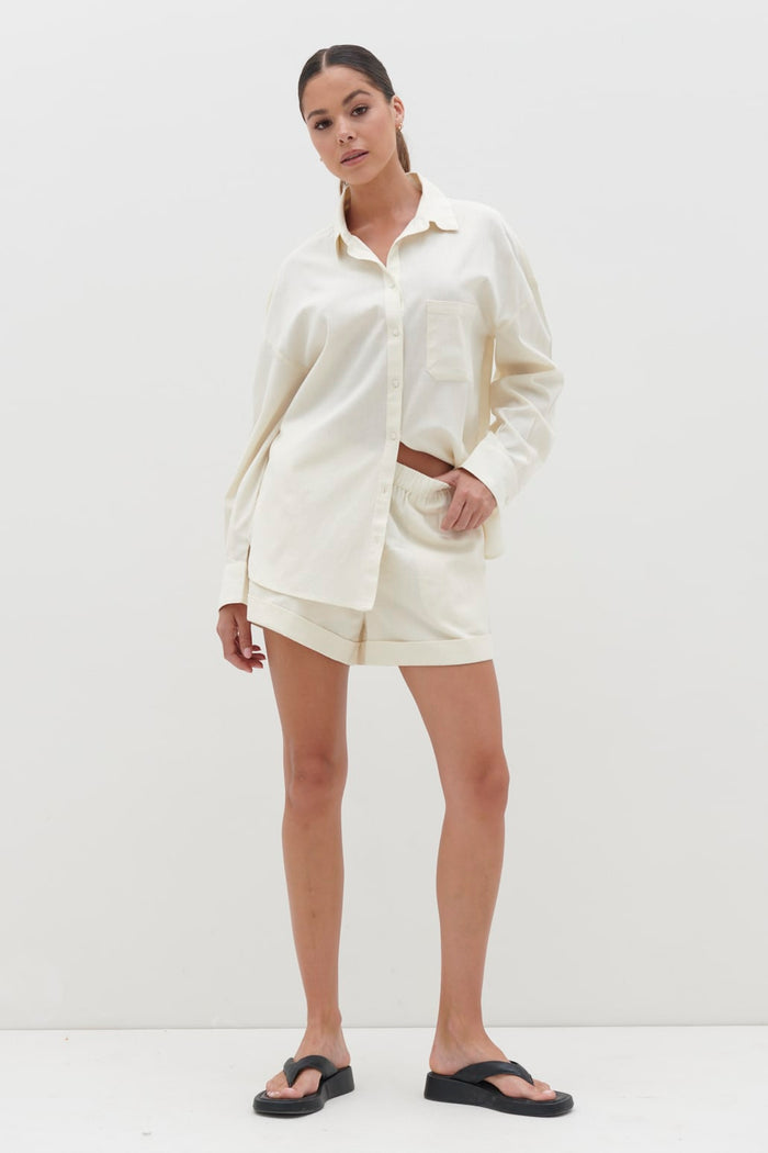 Elissa Is 5'8.5" & Wears Size UK 8|Emery Boxy Shorts - Cream