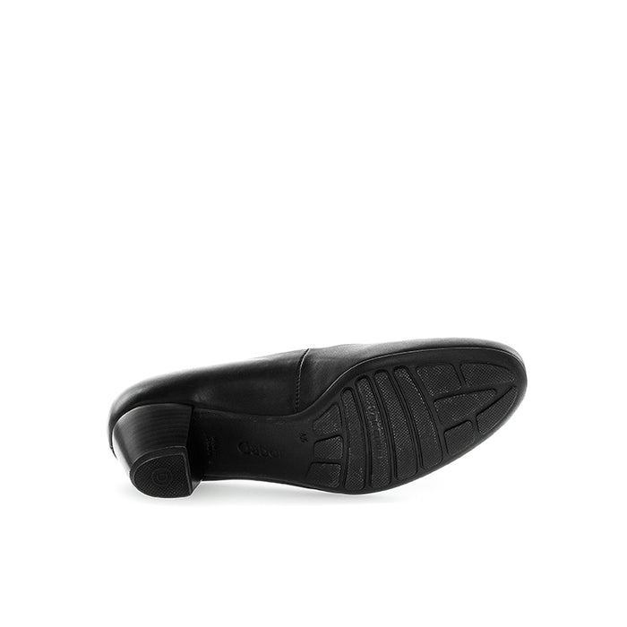 Women’s black leather pump outsole with tread and squared heel