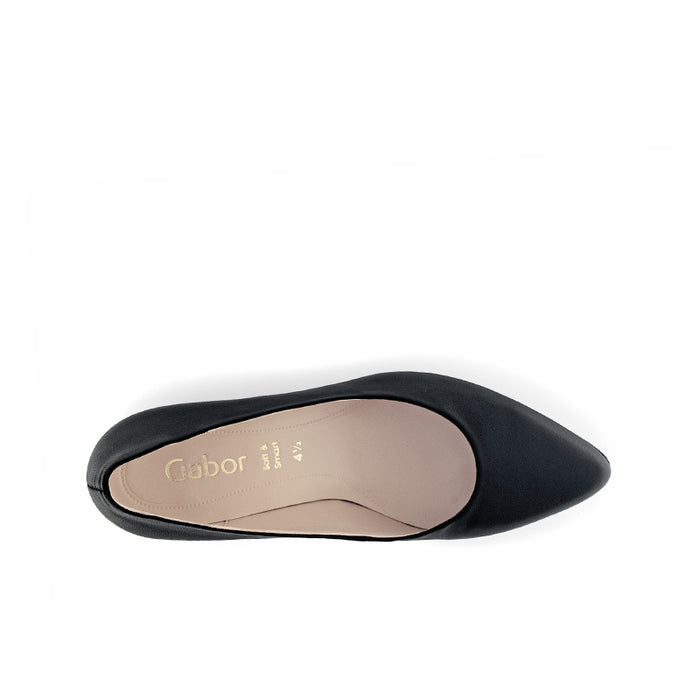 Black leather women’s pointed-toe heel pumps with tan insole
