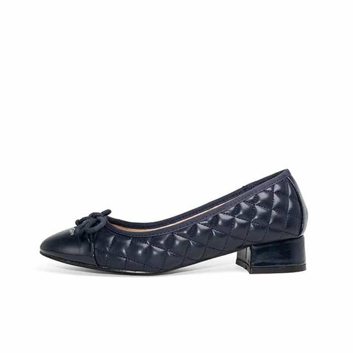 Women’s dark blue quilted pumps with lace bow, shiny toe, block heel