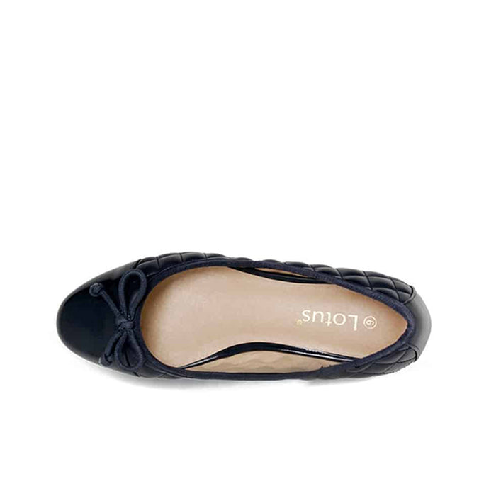 Women’s navy pumps with quilted upper and lace bow, insole close-up