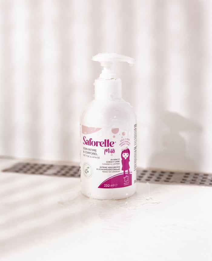 Saforelle Miss flacon pompe soins intimes enfant nettoie et hydrate en douceur, au quotidien, apaise les irritations