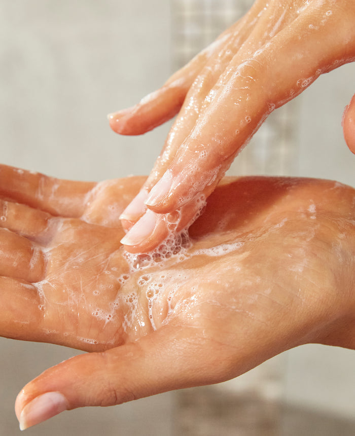 Le Soin Lavant Intime Apaisant essential éco afin d'apaiser les sensation d'irritation intime, contient, un flacon réutilisable et deux recharges pour 200ml supplémentaires